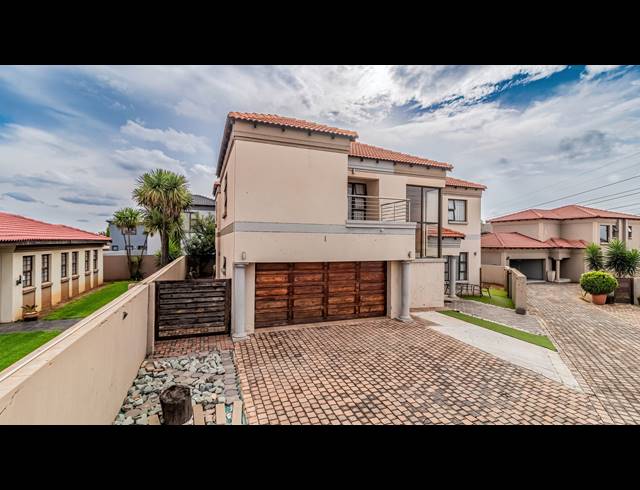 6 BEDROOM HOUSE FOR SALE IN PARKRAND